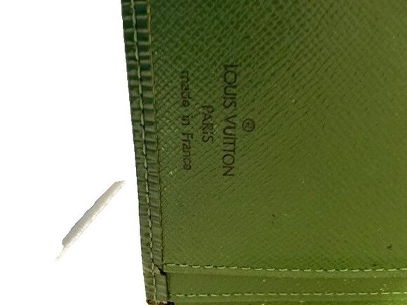 LOUIS VUITTON Green EPI Kiss Lock Porte Monnaie Viennois  Louis Vuitton Green Leather Bi-Fold Wallet with Kiss Lock